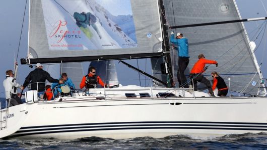 Colour graphics on laminate sail